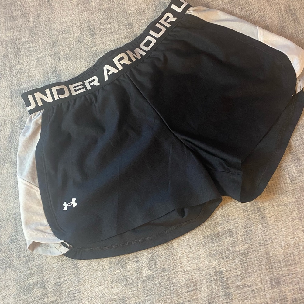 Under Armour Women's Black and White Athletic Loose Shorts Medium